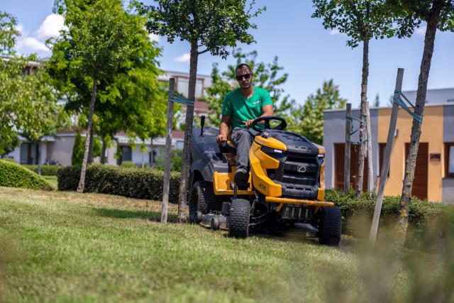 Lakóparki gyepfelület nyírás közben