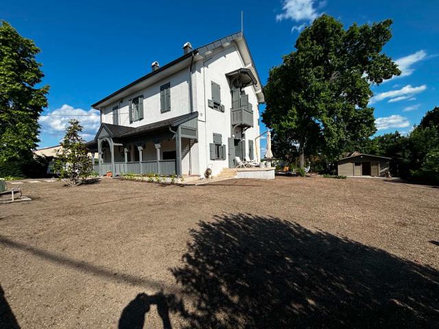 Felújított villa udvara a munka előtt