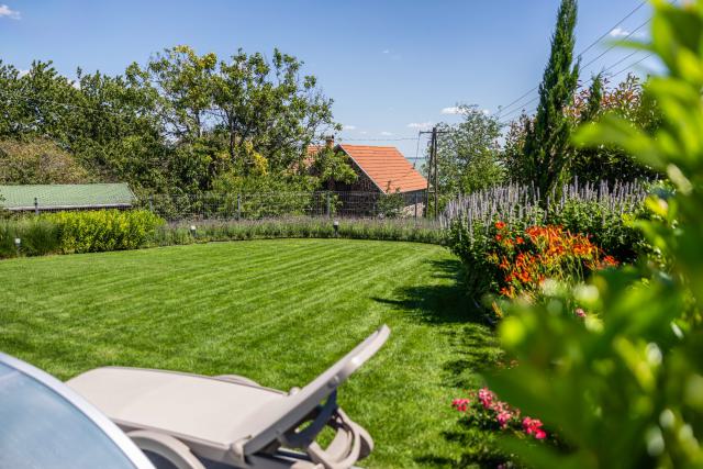 Csíkozott gyep és napozóterület