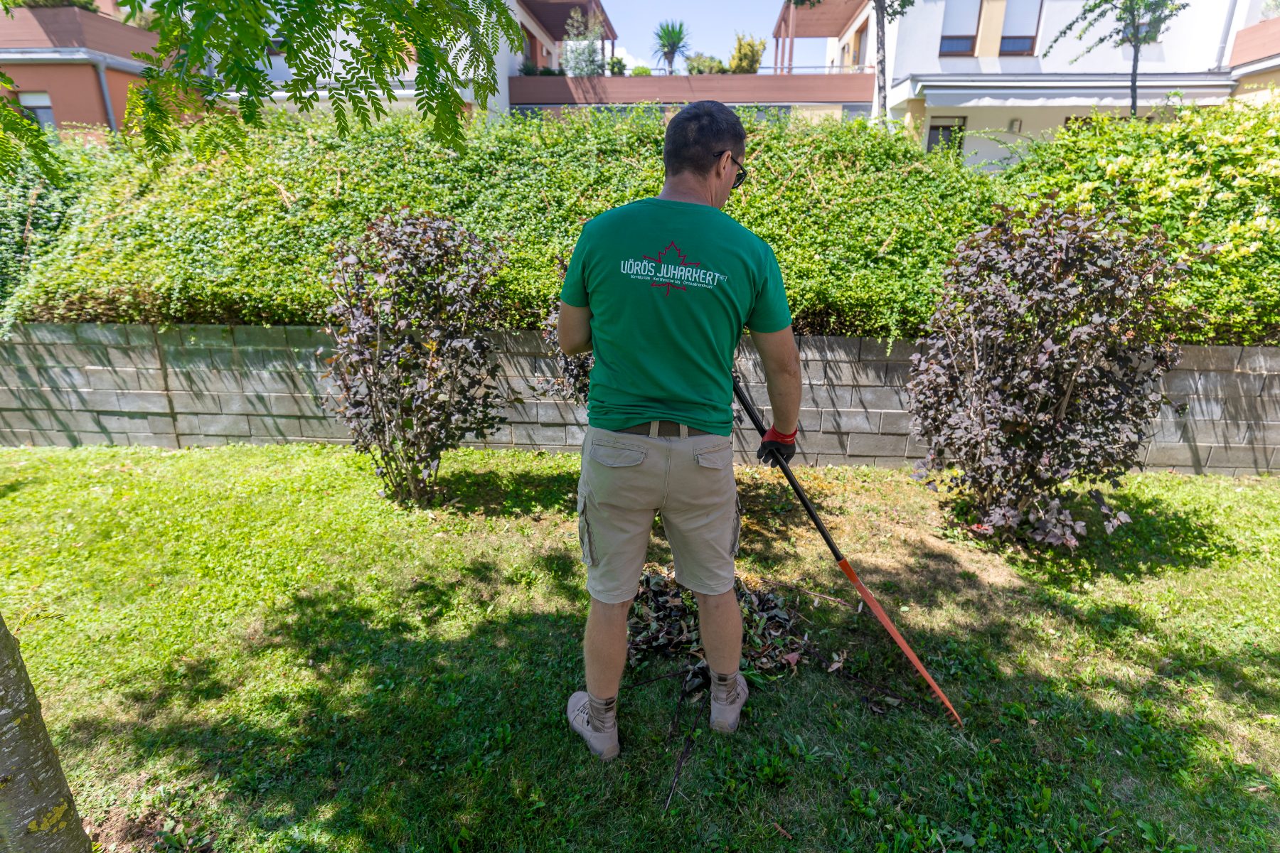 Őszi lombgyűjtés a kertben
